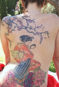 背部彩色日系艺伎与樱花纹身图案