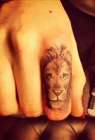 手指黑灰狮子纹身图案