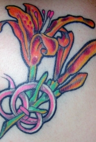 背部彩色小百合花打结纹身图案