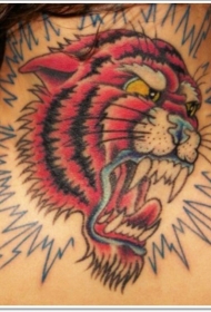 颈部彩色吼叫的老虎头像纹身图案