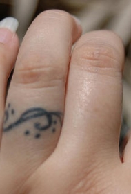 手指简约小卷曲戒指纹身图案