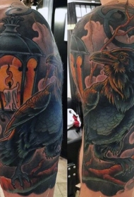 肩部彩色乌鸦与打火机纹身图案
