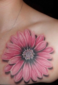 胸部彩色逼真的花朵纹身图案