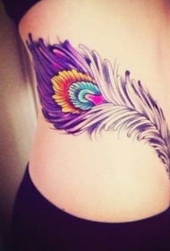 女生腰部美妙的彩绘羽毛纹身图案