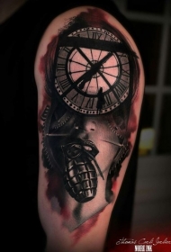 超现实主义女子肖像结合时钟和手榴纹身图案