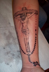 小臂宗教耶稣在十字架上与念珠纹身图案