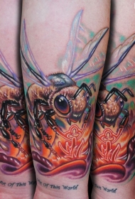 手臂彩色飞行蜜蜂和发光花纹身图案