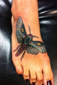 女性脚背彩色漂亮的蛾纹身图案