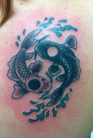 肩部彩色阴阳符号鱼纹身图案