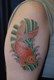 女性肩部彩色金鱼纹身图案