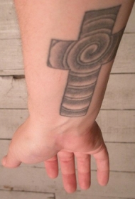手腕螺旋十字架纹身图案