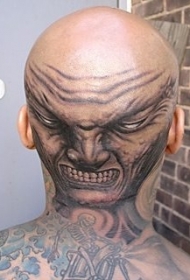头部灰色可怕的怪物纹身图案