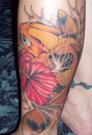 腿部彩色芙蓉和锦鲤鱼纹身图案