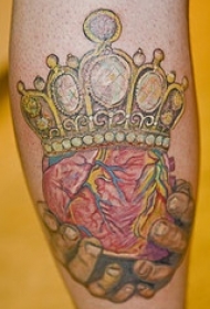写实手捧心脏皇冠纹身图案