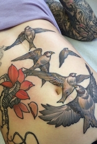 腹部彩色飞行的鸟和花朵纹身图案