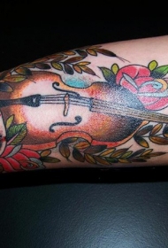手臂彩色小提琴与英文字母纹身图案