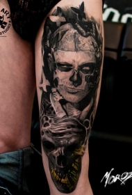 大腿写实风格彩色邪恶男子和骷髅纹身图案