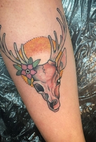 手臂漂亮的彩色鹿头花纹身图案