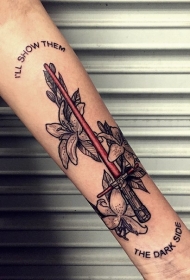 手臂西斯光剑与鲜花纹身图案