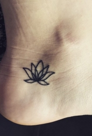 脚跟简单的莲花纹身图案