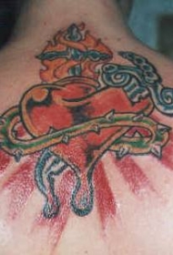背部彩色红色神圣之心纹身图案