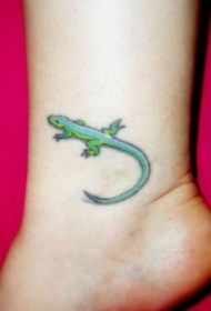 脚部彩色的小绿蜥蜴纹身图案