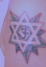 肩部彩色印度犹太符号纹身图片