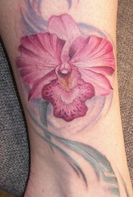 女性腿部彩色粉红兰花纹身图案