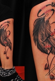 女生小腿彩绘羽毛图腾纹身图案