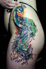 大腿鲜艳美丽的孔雀纹身图案