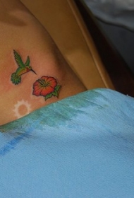 腰侧彩色小芙蓉花与蜂鸟纹身图片