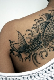 背部黑灰锦鲤纹身图案