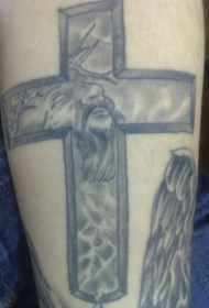 十字架上印出耶稣肖像纹身图案