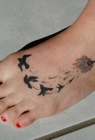 女性脚背黑色燕子飞出蒲公纹身图片