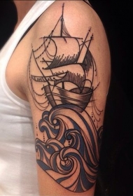 肩部黑色船舶在波浪上的纹身图案