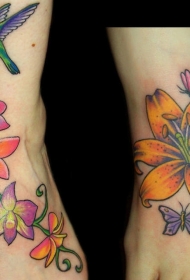 脚背五颜六色的百合花与蜂鸟纹身图案
