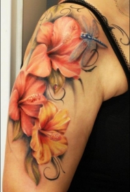 女性肩部彩色逼真的花朵与蜻蜓纹身