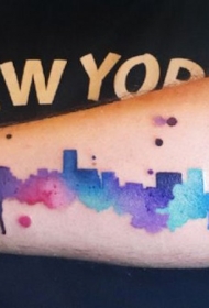 手臂自制水彩风格的大城市景观纹身