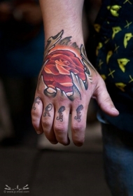 手背彩色玫瑰设计与字母纹身图片