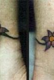 女性手腕彩色小花朵纹身图案