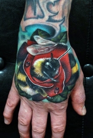 手背彩色逼真的花朵与蜜蜂纹身图案