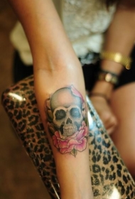 女性手臂彩色骷髅头与花朵纹身图案