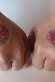 男性手部红色手印纹身图案