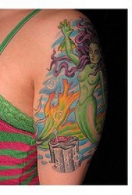 女性肩部彩色美人鱼纹身图片