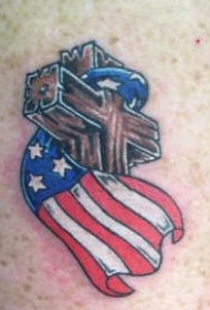 美国国旗缠绕在十字架纹身图案