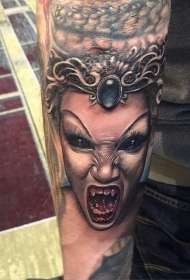 手臂邪恶的女吸血鬼戴王冠纹身图案
