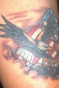 鹰和美国国旗在云中纹身图案