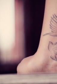 手腕简单可爱的两只鸟纹身图案