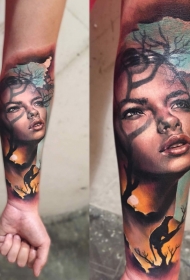 手臂现实主义风格的彩色女性肖像纹身