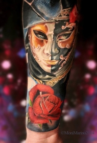 手臂新风格的彩妇女面具和玫瑰纹身